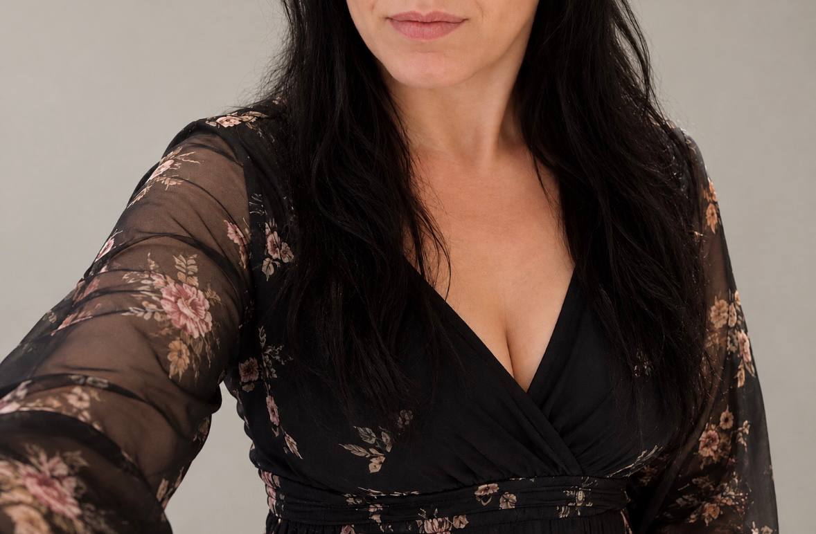 Mila in schwarzem Blumenkleid